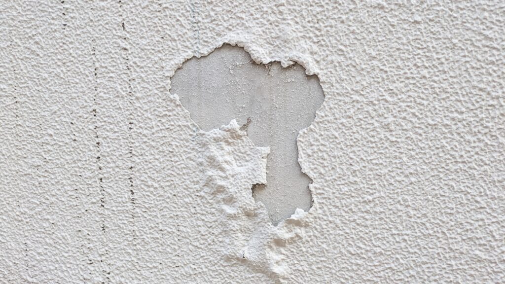 塗装が剥がれた外壁