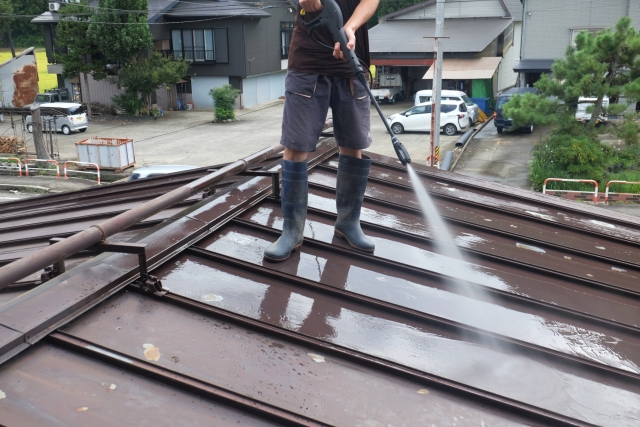 トタン屋根の塗装(下地)洗浄