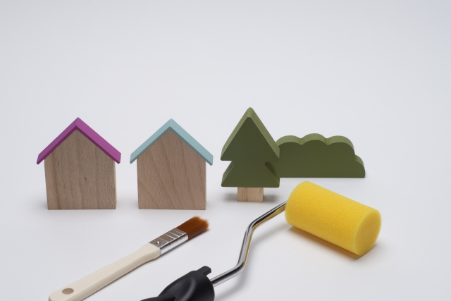 住宅模型と塗装用ローラー・筆のイメージ写真