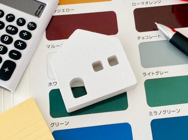 色見本と家模型で外壁検討
