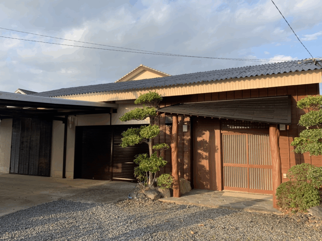 日本家屋と庭付きの駐車場