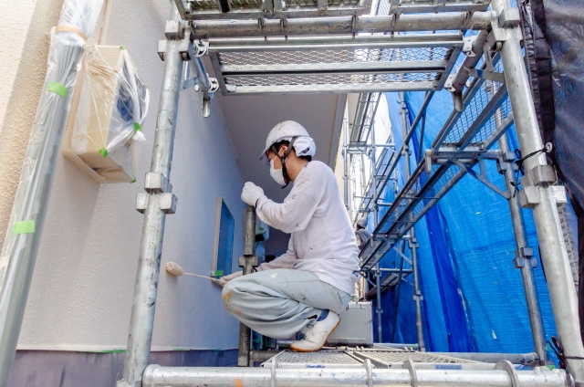 塗装をする職人