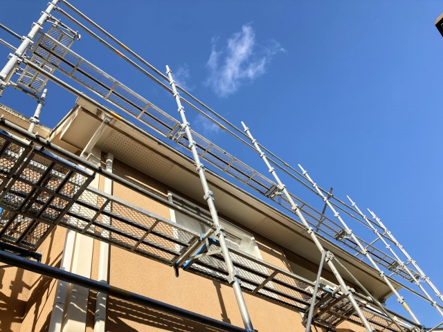足場が組まれた戸建て