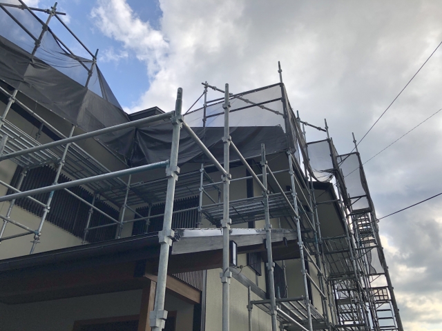 足場が組まれた戸建て