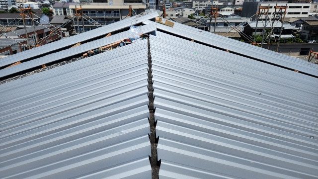 カバー工法工事中の屋根