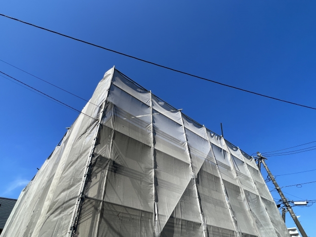足場が組まれたマンション