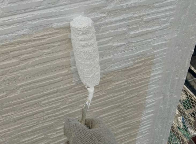 外壁とペンキローラー