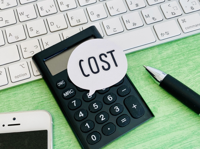 COSTの文字列 計算機とボールペン