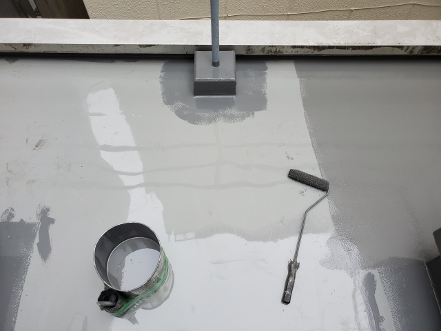 塗料とペンキローラーの画像