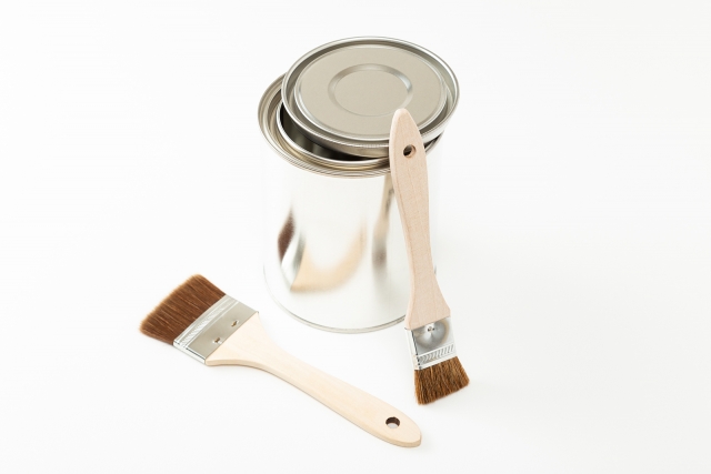 塗料缶と刷毛