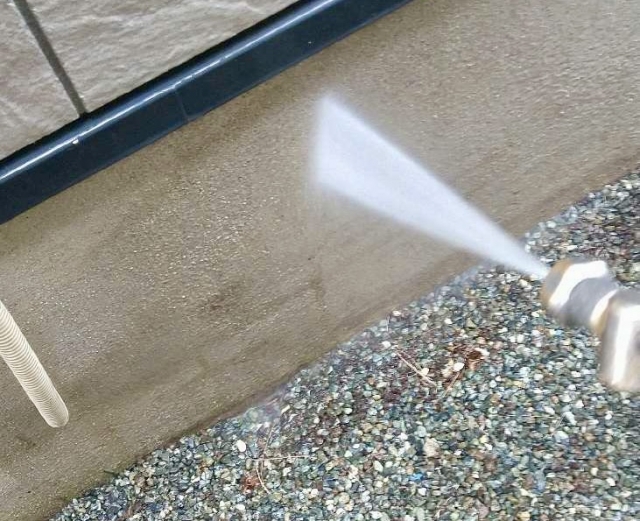 外壁を洗浄している様子