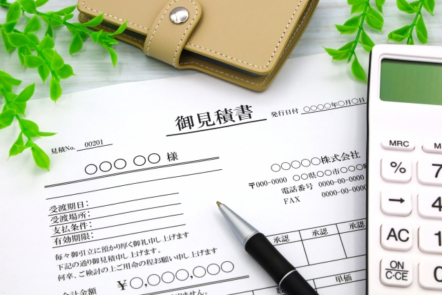 見積書とボールペン、計算機