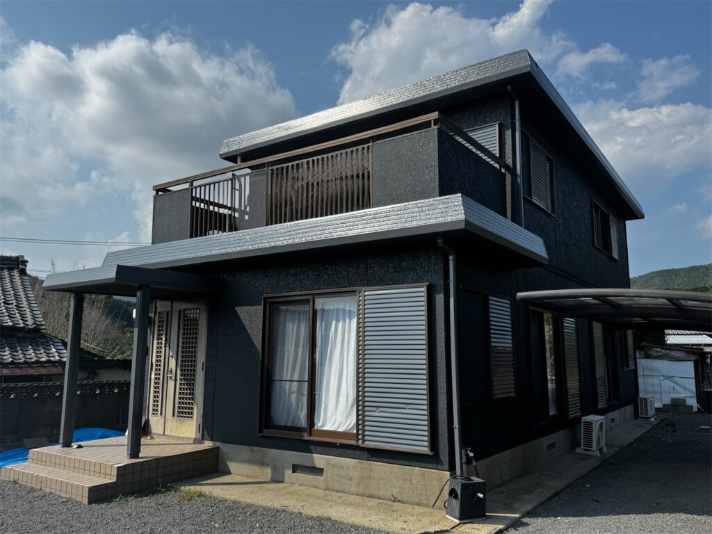 建物全体をシックに暗めの色調に塗り替えた事例