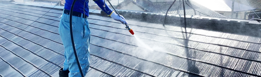 株式会社吉田塗装店の屋根塗装作業