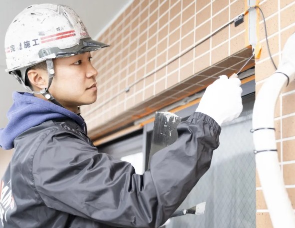 外壁塗装をする職人