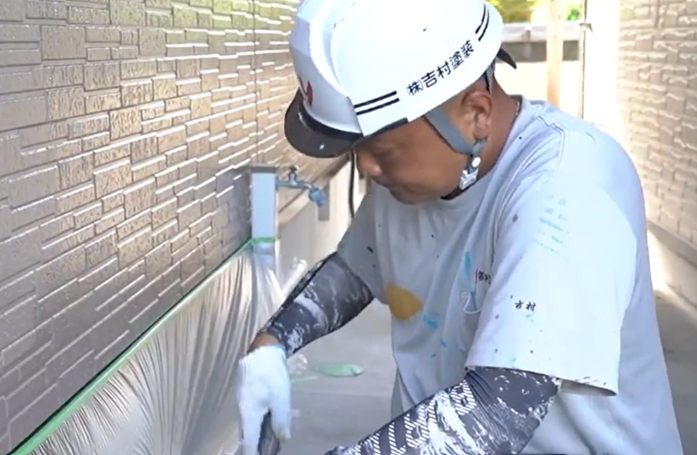 作業をする吉村塗装の職人