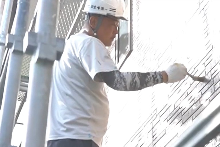 塗装をする吉村塗装の職人