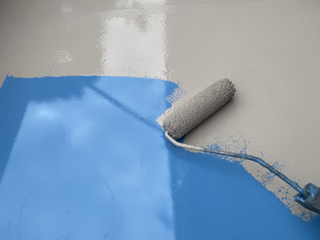 塗装をしている手元