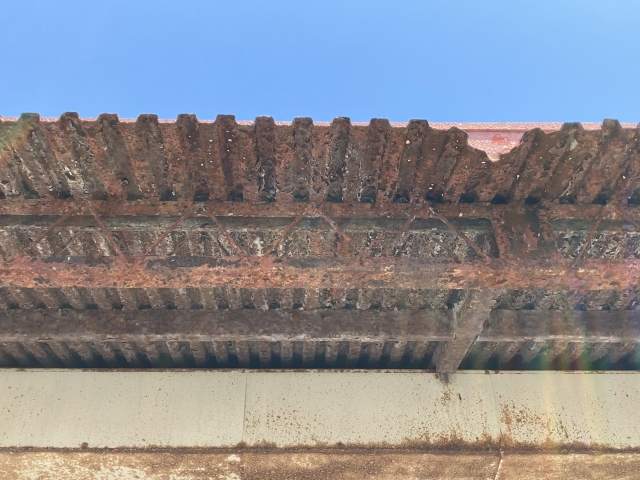 サビた外壁と庇