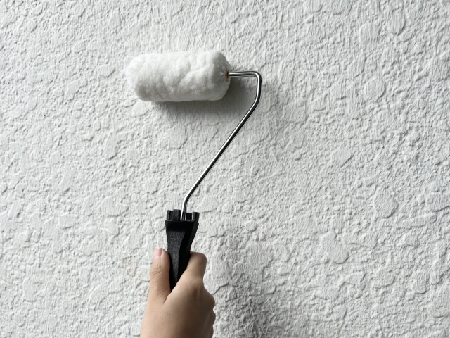 外壁塗装をしている手元