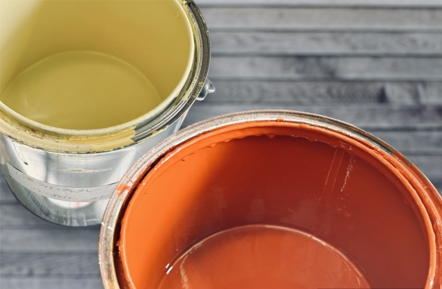 黄色とオレンジの塗料缶