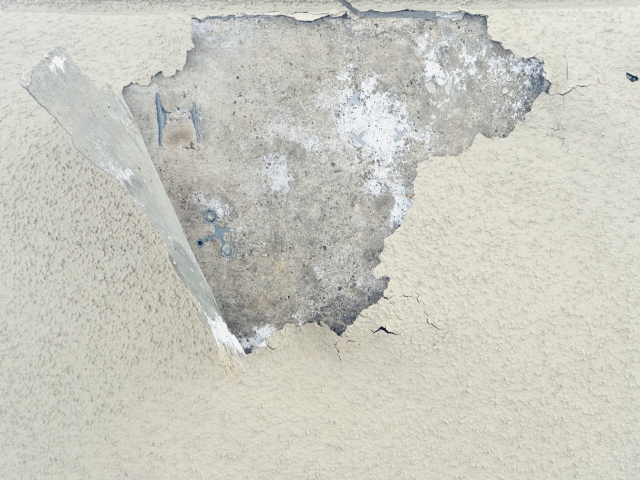 塗膜が剥がれた外壁