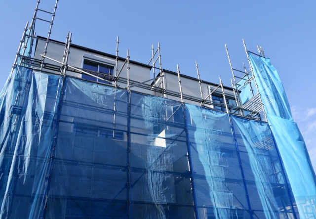 足場を組んだ戸建て