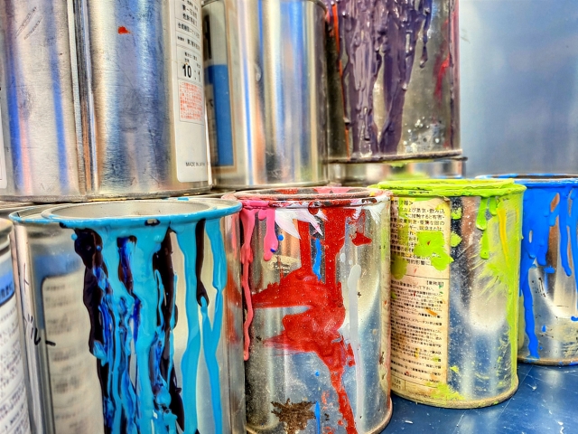 さまざまな色の塗料缶