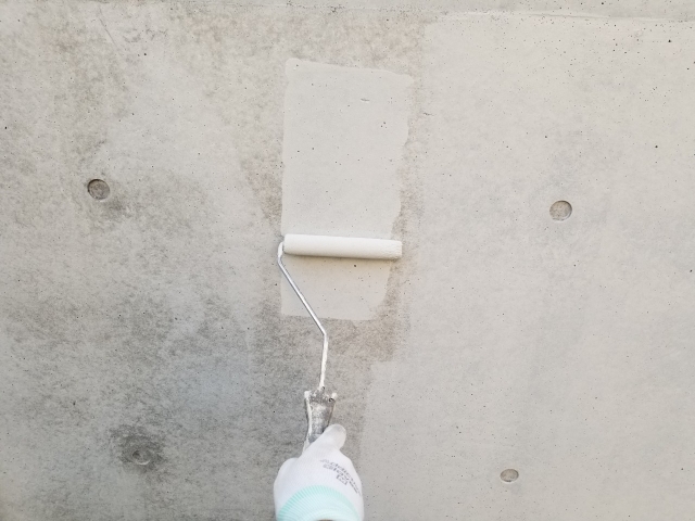 塗装をしている手元