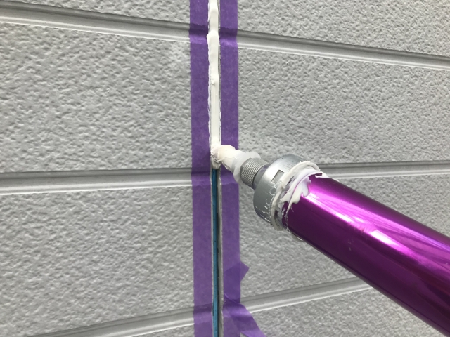 コーキングをしている様子