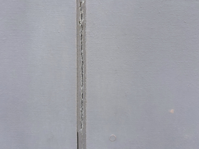 ひび割れたコーキング